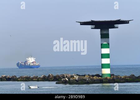 Riesige Containership, die von der Nordsee kommend in den Hafen von Rotterdam bei Hoek van Holland eindringt Stockfoto