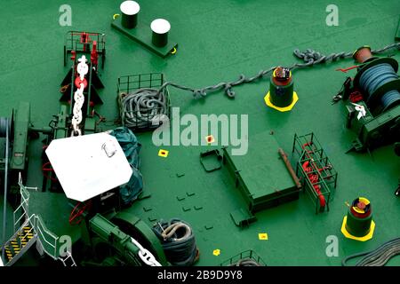 Nahaufnahme des vorderen Schiffsdecks mit Decksmöbeln auf grünem Hintergrund Stockfoto