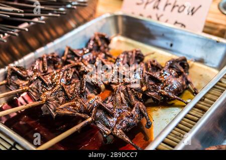 Spatz auf einem Stick Japan Food Stockfoto