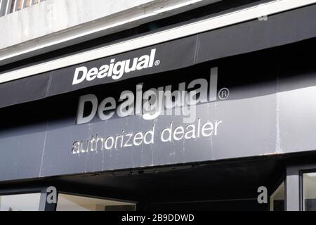 Bordeaux, Aquitanien/Frankreich - 02 15 2020: Desigual Sign Logo Store Casual cleidung Brand Shop in Barcelona Spanien gegründet Stockfoto
