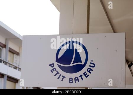 Bordeaux, Aquitanien/Frankreich - 02 15 2020: Petit Bateau Logo Zeichen Kinder Kinder Kinder Kinder Modegeschäft kleines Bootsgeschäft Stockfoto