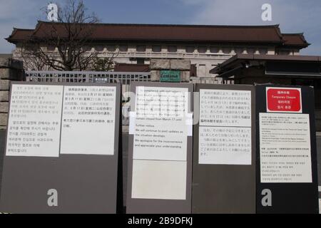 Mitteilungen, die die vorübergehende Schließung informieren, werden vor dem Tokioter Nationalmuseum in Tokio, Japan am 21. März 2020, inmitten einer neuen Ausbreitung des Coronavirus gesehen. (Foto von AFLO) Stockfoto