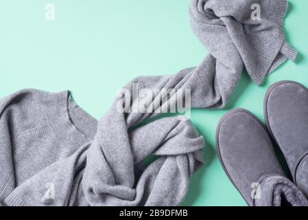 Winter warme Kleidung flach lag. Feminine Wollkleidung Pullover, Schal, Stiefel. Draufsicht, Kopierbereich. Stockfoto