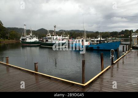 Strahan Tasmanien, Blick auf Wasserfahrzeuge vom Holzsteg aus Stockfoto