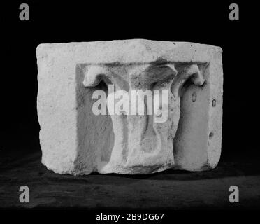 ZELTE SÄULEN-WINKEL-ERODE, URSPRUNG UNBEKANNT ZWEITE HÄLFTE DES JAHRHUNDERTS XI. (KAT. 194) Anonyme. Chapiteau de colonne d'Angle érodé, provenance inconnue, deuxième moitié du XIie siècle (Kat. 194). Pierre. Paris, musée Carnavalet. Stockfoto