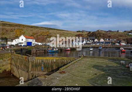 Die geschlossenen inneren Sturmtore aus Holz am Gourdon Harbour schützen die vermoorten Fischerboote und Yachten vor der Wasserflut. Stockfoto