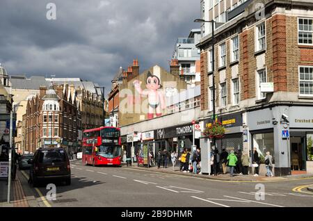 Croydon, Großbritannien - 2. Oktober 2019: Blick nach Norden entlang der Croydon High Street an einem sonnigen Herbsttag mit sich abzeichnenden Sturmwolken. Stockfoto