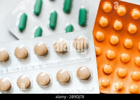 Verschiedene Pillen Nahaufnahme. Medizinisches/medizinisches Konzept. Stockfoto
