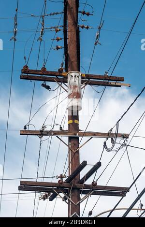 Elektrische Stromleitungen, die durch den Pol führen Stockfoto