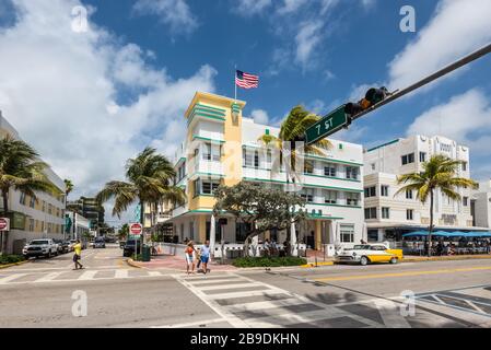 Miami, FL, USA - 19. April 2019: Das Avalon Hotel im historischen Art déco-Viertel von Miami mit Hotels, Cafes und Restaurants am Ocean Drive in Miami Stockfoto
