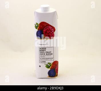 Alberton, Südafrika - ein Behälter aus Woolworths Food Mixed Beere Fruchtsaft mischt sich isoliert auf einem klaren Hintergrundbild mit Kopierraum Stockfoto