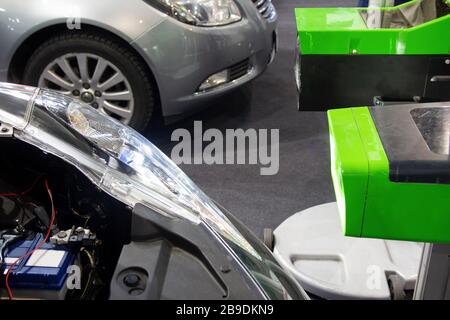 Fahrzeuge, die in der Servicestation stehen, und Fahrzeugausstattung zur Einstellung der Scheinwerfer. Autoservice Stockfoto