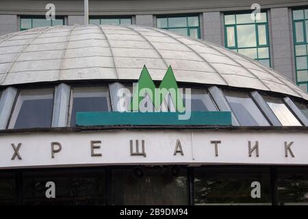 Kiew, Ukraine - 25. Mai 2019: Schild am Eingang der U-Bahn-Station Khreschatyk mit dem Namen in russischer Sprache Stockfoto