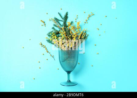 Rotwein, mit Käse, Früchte, Mandeln und Oliven, Kerzen, dekorative Blumen auf den Küchentisch und womans Hand ein Glas Wein, weiß wa Stockfoto