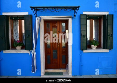 Schließen Sie die Haustür und zwei Fenster des hellblauen Hauses in Burano Stockfoto