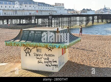 Brighton UK 24. März 2020 - Stoppen Sie den Panikkauf von Graffiti durch Brighton Palace Pier an einem schönen sonnigen Morgen während der Coronavirus COVID-19-Pandemie-Krise. Kredit: Simon Dack / Alamy Live News Stockfoto