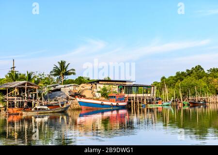 Angedockte Boote auf Ko Yao Noi, einer Insel vor Phuket im Süden Thailands Stockfoto