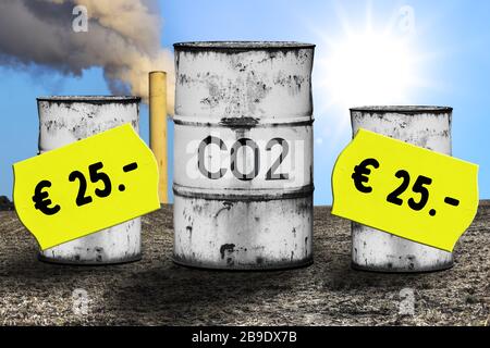 FOTOMONTAGE, Tonnen mit Label CO2 und Preisetiketten, symbolisches Foto CO2-Beprägung und CO2-Steuer, FOTOMONTAGE, Tonnen mit Auftrag CO2 und Preis Stockfoto