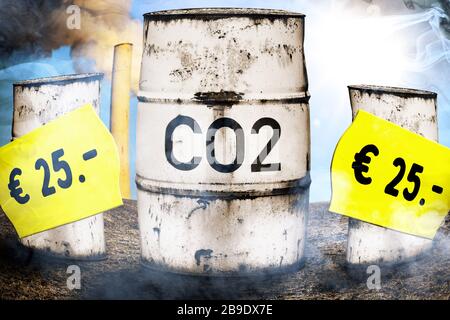 FOTOMONTAGE, Tonnen mit Label CO2 und Preisetiketten, symbolisches Foto CO2-Beprägung und CO2-Steuer, FOTOMONTAGE, Tonnen mit Auftrag CO2 und Preis Stockfoto