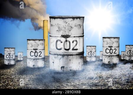 FOTOMONTAGE, Tonnen mit Label CO2, symbolisches Foto CO2-Beprägung und CO2-Steuer, FOTOMONTAGE, Tonnen mit Auftrag CO2, Symbolfoto CO2-Beschneidung und Stockfoto