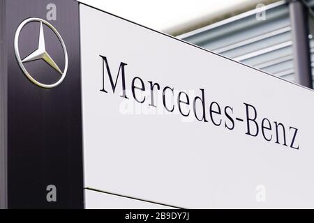 Bordeaux, Aquitanien / Frankreich - 09 24 2019 : Mercedes-Benz Automobile Dealership signiert Shop Logo Auto Stockfoto