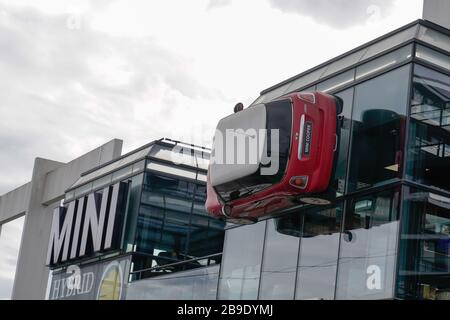 Bordeaux, Aquitanien/Frankreich - 10 16 2019 : MINI-CAR-Händler speichern Auto-Logo-Schild mit cooper an der Außenwand Stockfoto