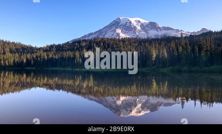 Ruhiger Sommermorgen Blick auf Mt rainier und Besinnungssee Stockfoto