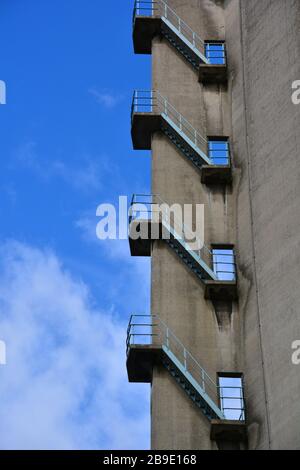 Treppenaufgang auf der Außenseite eines schlanken ehemaligen Beton-Silogebäudes am Rijnhaven in Rotterdam bietet einen abstrakten Look Stockfoto