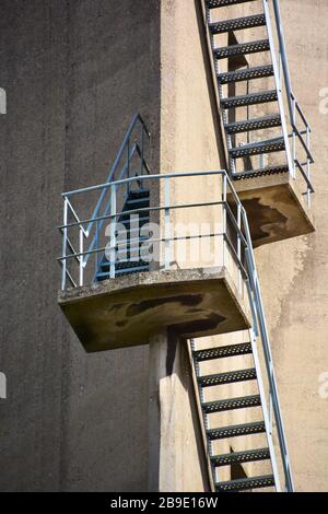 Treppenaufgang auf der Außenseite eines schlanken ehemaligen Beton-Silogebäudes am Rijnhaven in Rotterdam bietet einen abstrakten Look Stockfoto