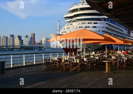 Nahaufnahme des Bog Cruise Ship, angedockt am Wilhelminapier Rotterdam mit Terrasse in vorderster Front und Stadtbild im Hintergrund Stockfoto