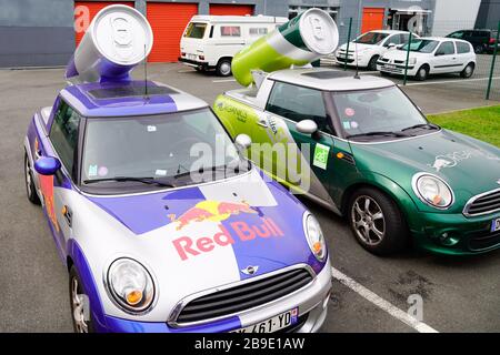 Bordeaux, Aquitanien/Frankreich - 10 17 2019: Redbull Organics Green Advertis-Auto Energy Drink in Car Mini cooper Stockfoto
