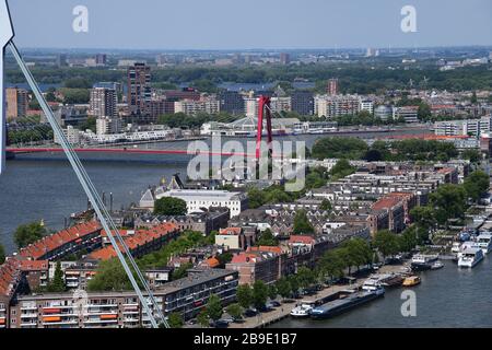 Übersicht über Rotterdam mit vorderster Front die Erasmusbrug, Noordereiland, Willemsbrug, Maas und sogar die Kralingse plassen auf einem extrem klaren d Stockfoto