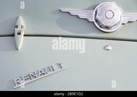 Bordeaux, Aquitanien/Frankreich - 11. 07 2019: Logo von Renault auf einem alten Retro-Oldtimer Stockfoto