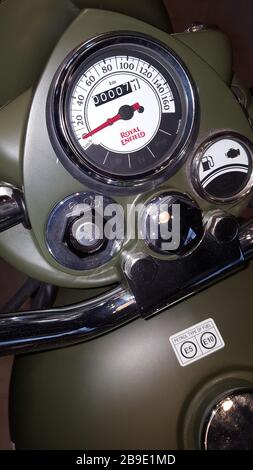 Bordeaux, Aquitanien / Frankreich - 12 19 2019 : Royal Enfield Motorcycle Tachometer Board und Chromdetails Nahaufnahme bullet 500 Classic Logo Stockfoto