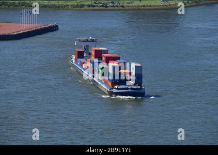 Nahaufnahme des Containerbahns an der Maas in Rotterdam, der seine Last nach Backcountry Europa bringt Stockfoto