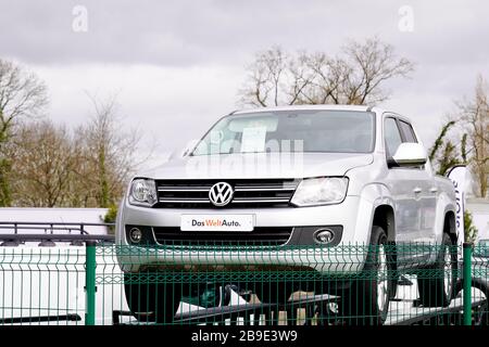 Bordeaux, Aquitanien/Frankreich - 02 21 2020: Volkswagen Grauwagen Amarok vw Pickup im Autohaus Pick-up suv-Fahrzeug Stockfoto