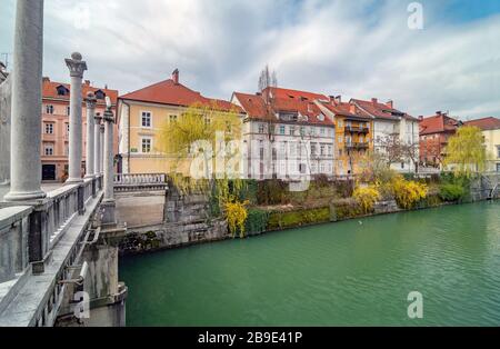 Schöne Aussicht auf die Altstadt von Ljbljanas am schönen Frühlingstag, Laibach, Slowenien Stockfoto