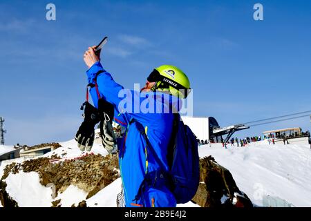 Nahaufnahme von kier auf dem Berg, mit selfie mit der Seilbahnstation auf der Rückseite oben auf der Gaigslachkogelbahn Stockfoto