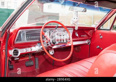 Bordeaux, Aquitanien/Frankreich - 11 13 2019: Chevrolet Impala, rotes Leder, Armaturenbrett, Lenkradinstrumente im klassischen amerikanischen Auto Stockfoto