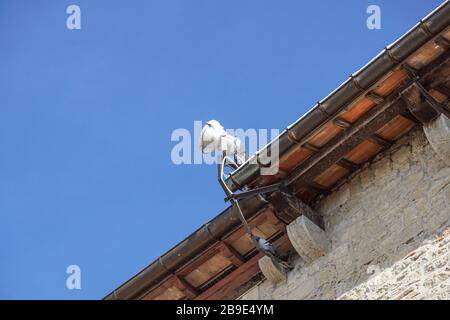 LED-Arbeitsscheinwerfer, Lichtfleck auf der Oberseite des Dachs . Stockfoto