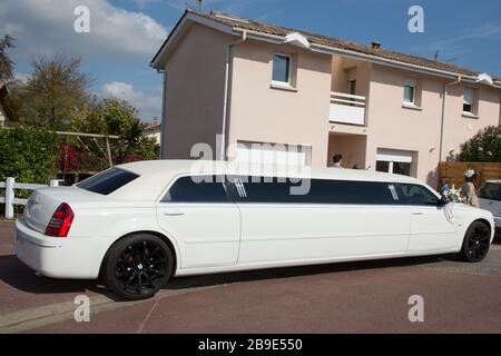 Bordeaux, Aquitanien/Frankreich - 11. 07 2019: Cremefarbige weiße, gespannte Limousine für berühmte Hochzeitsfeiern im Limo Stockfoto