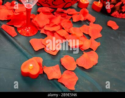 Nahimitierung oder künstliche rote Rosen hinterlässt den Hintergrund. Stockfoto