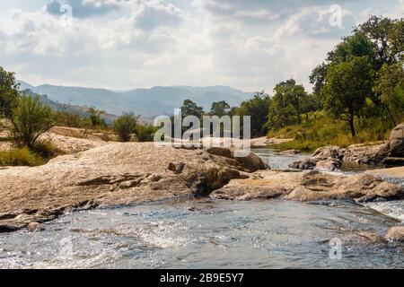 Schöne Landschaft mit Felsbach in Eswatini, Afrika Stockfoto