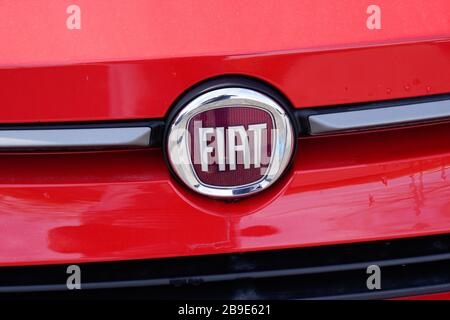 Bordeaux, Aquitanien/Frankreich - 12. 04 2019: Fiat-Logo vorne Auto rot Oldtimer Zeichen retro Stockfoto