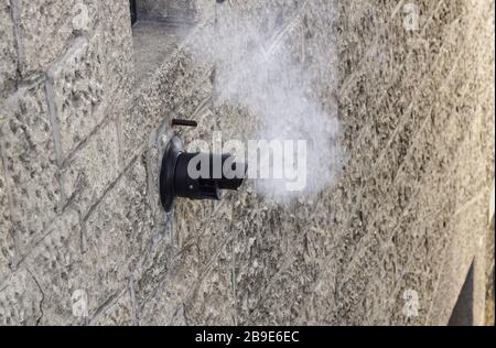 Schornstein für Rauchabzug an der Wand. Zwangsumlauf luftdicht Doppel-Kessel. Outdoor-Rauchgas und Luft-Zufuhr. Stockfoto