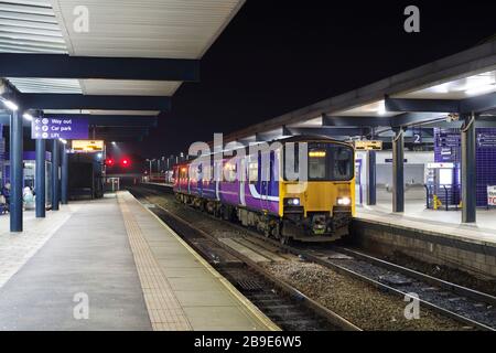 Sprinterzug 150118 der Northern Rail Class 150 am Bahnhof Blackburn Stockfoto