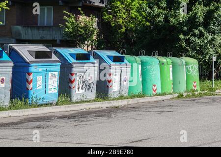 Italien, Rom, 17. März 2020: Reihe großer grüner Schubladen für Müll, Recycling und Gartenabfälle Stockfoto