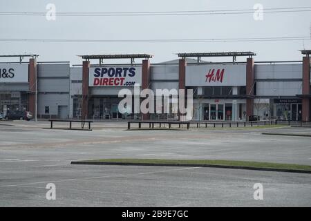 Sports Direct Store in Wallsend, Tyneside, am Tag, nachdem Premierminister Boris Johnson Großbritannien in Sperrstellung versetzt hatte, um die Ausbreitung des Coronavirus einzudämmen. Sports Direct hat gesagt, dass es seine Geschäfte in einer großen Kehrtwende schließen wird, nachdem es zunächst seine Mitarbeiter dazu aufgerufen hat, angesichts von Coronavirus weiterhin Sport- und Fitnessgeräte zu verkaufen. Stockfoto