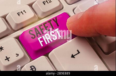 Sicherheit von Handschriftertext. Konzeptionelles Foto sagt früher, dass das Wichtigste darin besteht, sicher zu sein Stockfoto