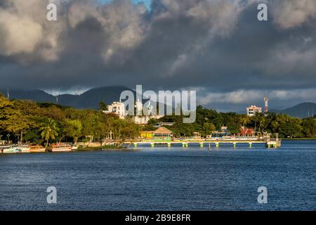 Stadt Catemaco über Laguna de Catemaco, Sierra de Los Tuxtlas Bergregion, Bundesstaat Veracruz, Mexiko Stockfoto